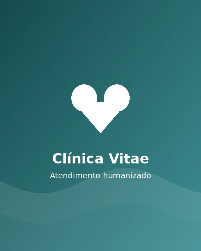 Profissional de saúde conversando de forma acolhedora com paciente e família em consultório claro e confortável